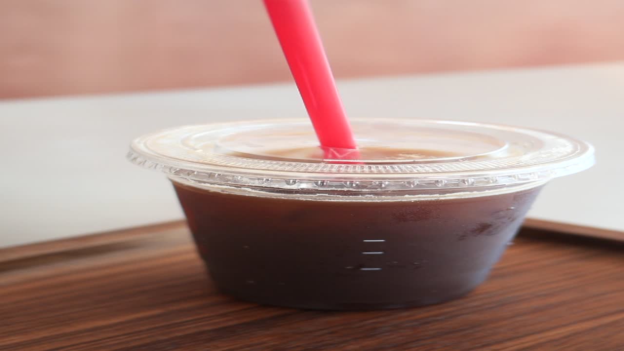 café helado en una taza de plástico