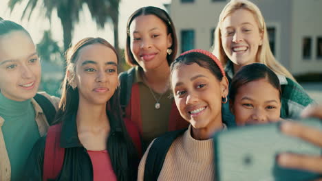 Estudiantes,-Niñas-Y-Selfie-Sobre-La-Diversidad.