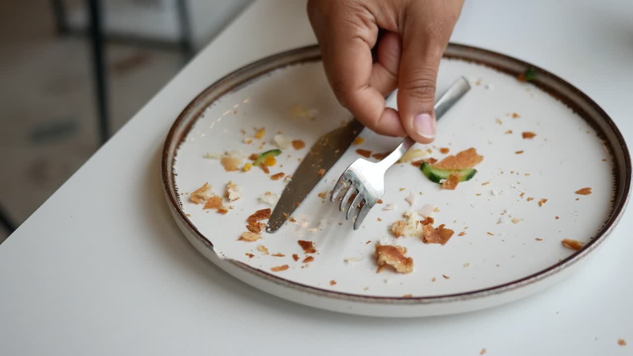 plato vacío con sobras de comida y cubiertos