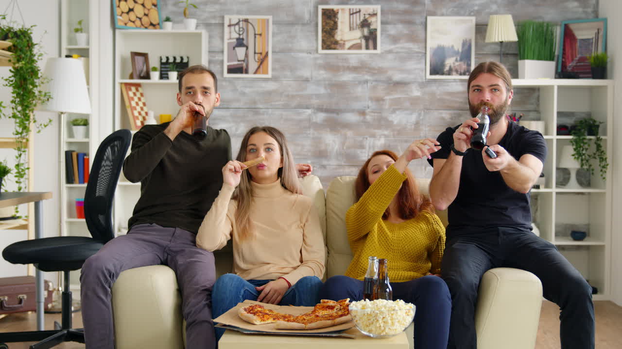 사람 은 리모컨 을 사용 하여 tv 의 채널 을 바꾸고 있다