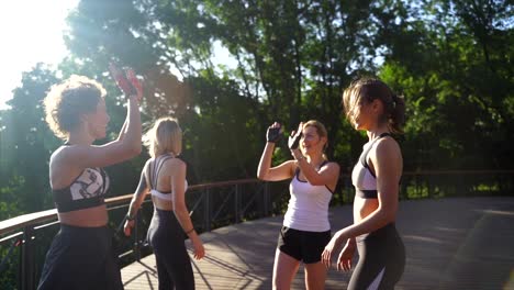amigas celebrando un entrenamiento exitoso al aire libre