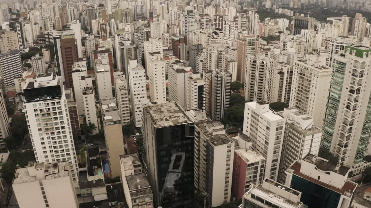 fotografía aérea de aves del centro de la ciudad de sao paulo durante un día nublado, brasil