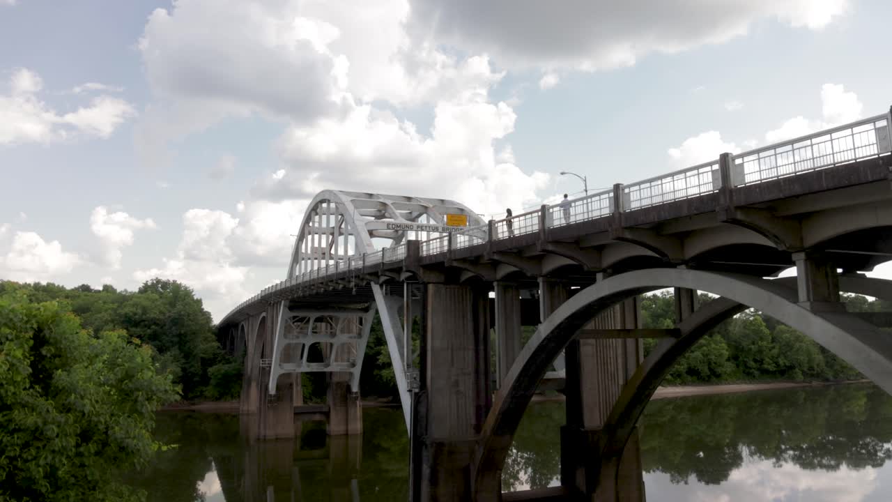 앨라배마주 셀마에 있는 에드먼드 페투스 다리 아래에서 팬을 슬로우 모션으로
