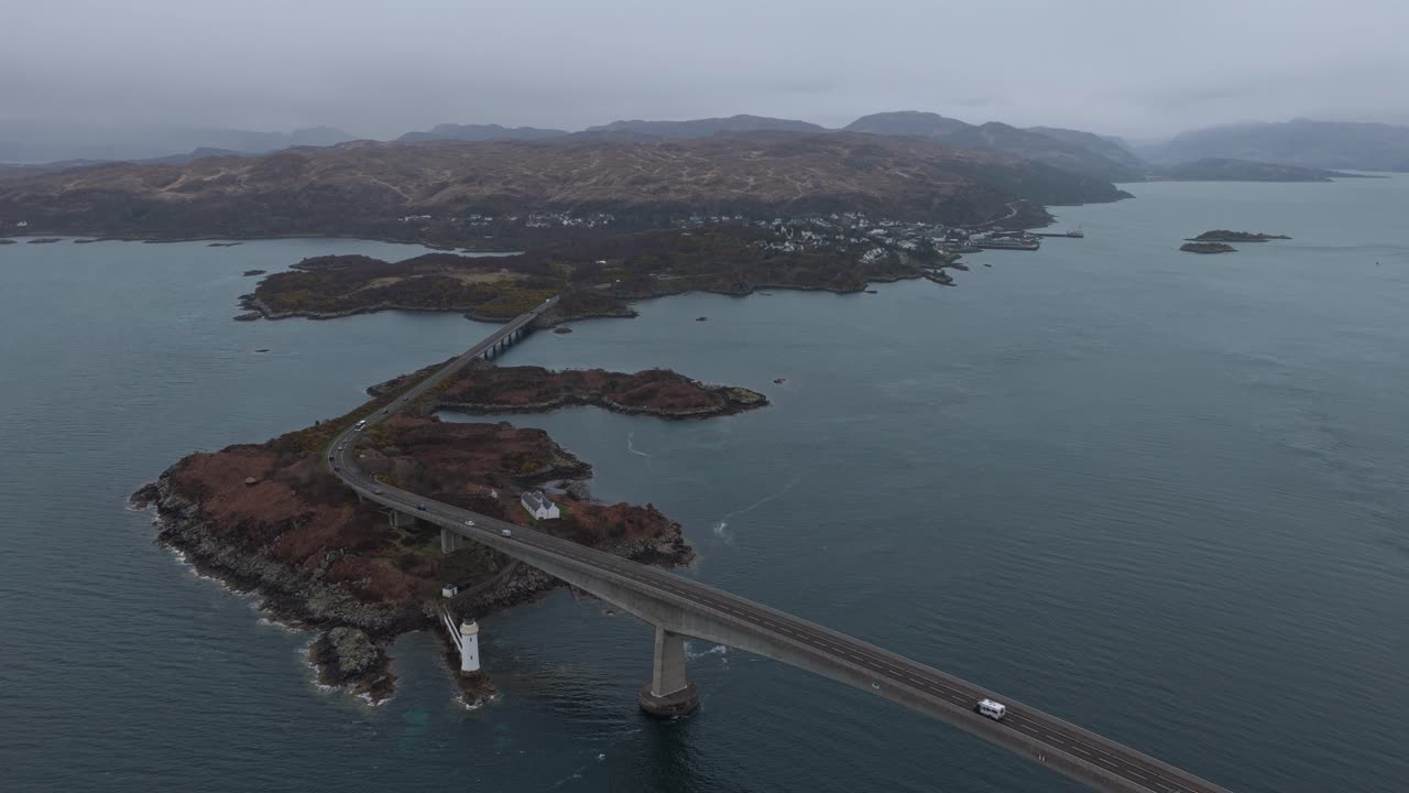 Vista aerea del Ponte di Skye che collega le isole in Scozia