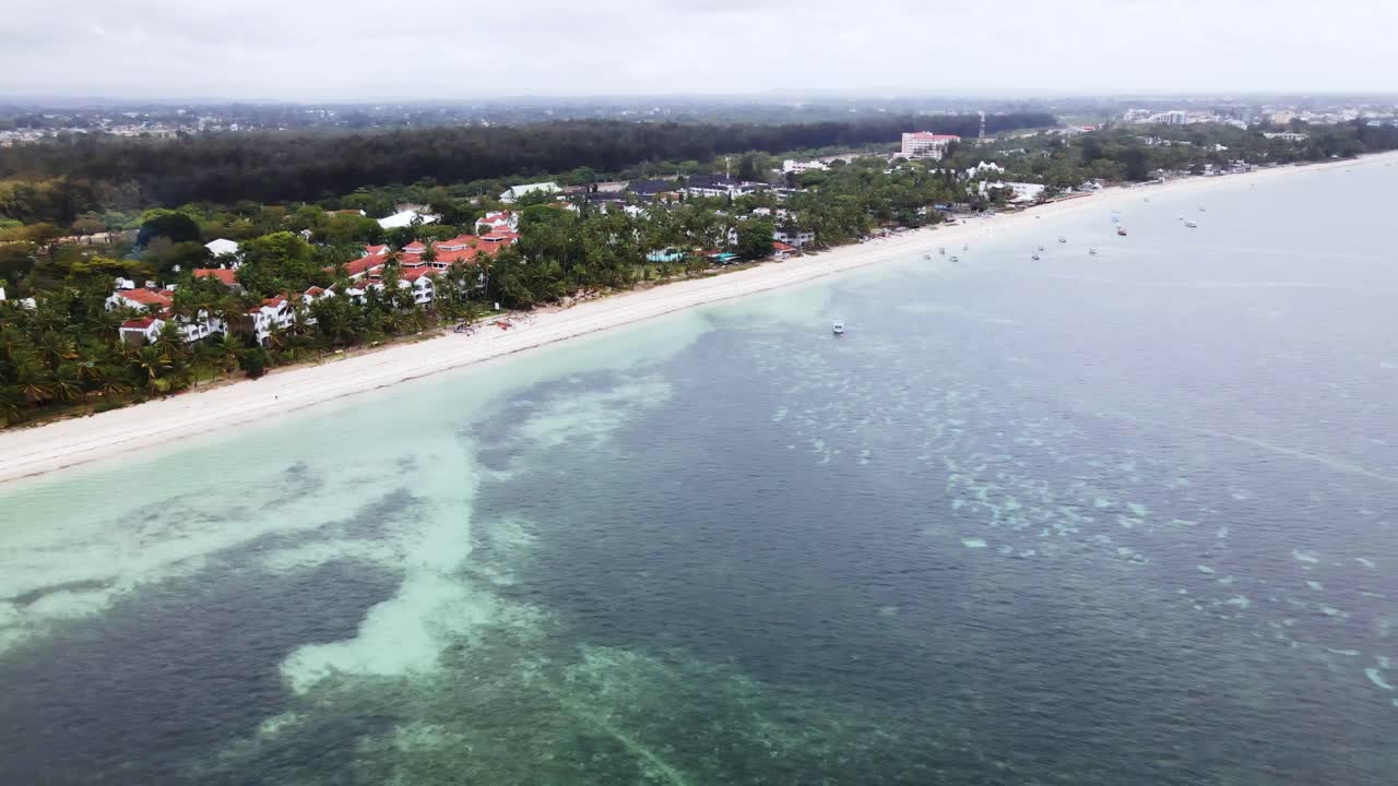 Cảnh quay từ trên không vịnh xanh tuyệt đẹp gần khu dân cư.