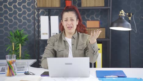 mujer de negocios mirando a la cámara recibiendo malas noticias.