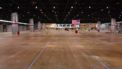 buenas tomas aéreas de un hospital de emergencia construido en el centro de convenciones mccormick en chicago durante la epidemia de brote de emergencia de coronavirus covid19 1