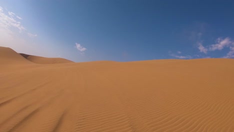 tiro pov desde la parte delantera de un vehículo de safari que se mueve a través de arena profunda y dunas en el desierto de namib de namibia 6