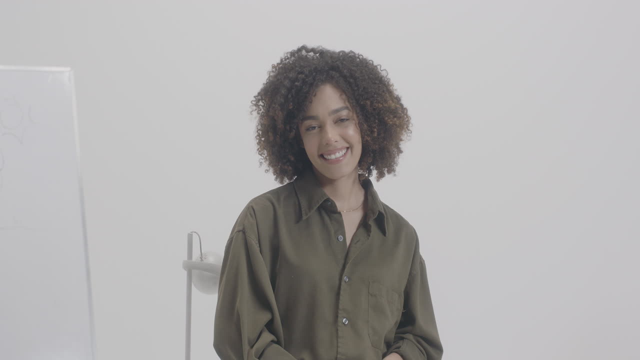 belleza, risa y retrato de una mujer bonita con un resplandor aislado sobre un fondo blanco