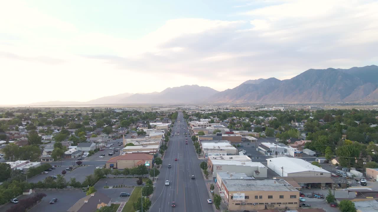 Strade della città di Spanish Fork e traffico di piccola città nella contea di Utah - Vista aerea