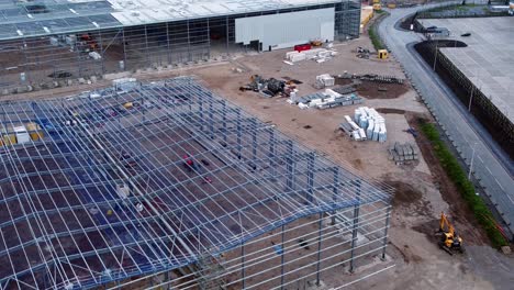 vista aérea del marco de acero de la estructura del sitio de construcción de un edificio industrial incompleto