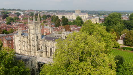 Toma-Aérea-Alejándose-De-Winchester-College-Mirando-Hacia-La-Catedral-De-Winchester-Y-El-Día-De-Winchester