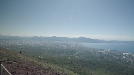 Friedliche-Natur-Mit-Blick-Auf-Die-Küstenstadt-In-Italien-An-Einem-Nebligen-Morgen