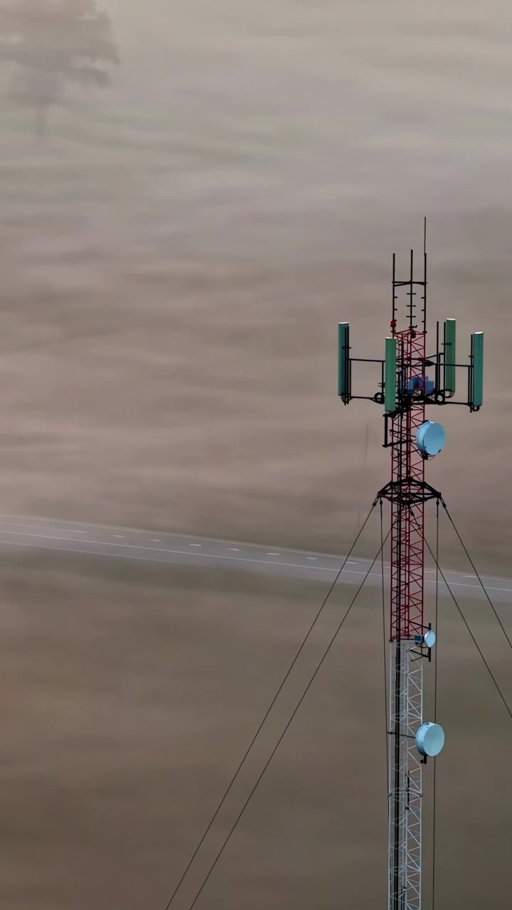 Una torre di telecomunicazioni si erge prominente in un campo aperto durante il giorno.