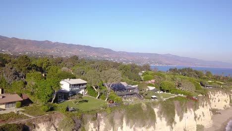 imágenes aéreas de 4k de mansiones en malibu, california con el muelle de malibu y las montañas de santa mónica en el fondo en un día soleado