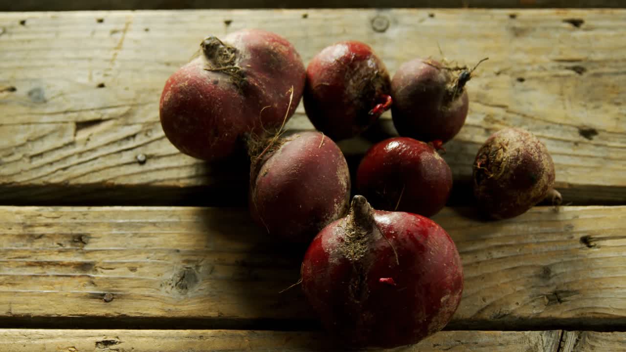 primer plano de kohlrabi en una mesa de madera 4k