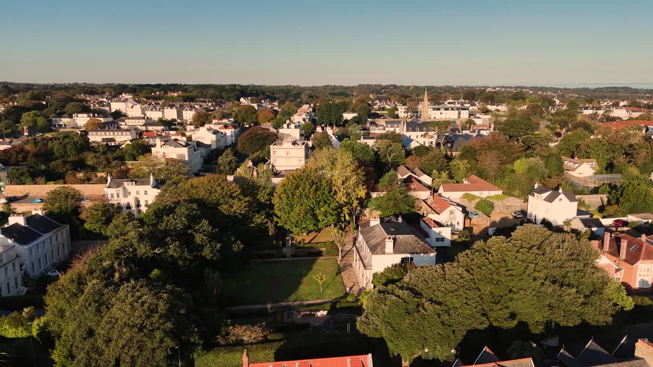 St. Peter Port Guernsey, lav flyvning i gyllent sollys over takene på The Grange med sine georgianske bygninger, panorerer og synker ned mot Doyle Road med vidstrakt utsikt over øya.