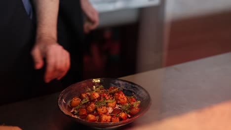 chef preparando un plato