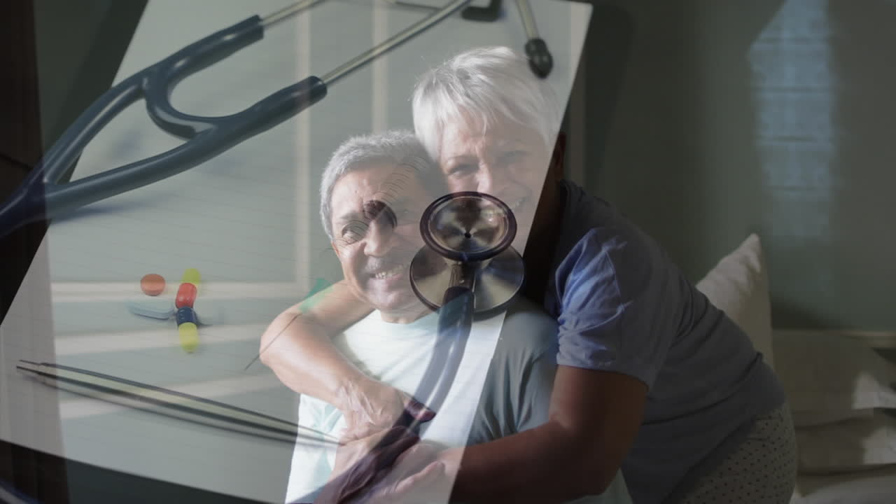 animación de jeringa, estetoscopio y medicación sobre una feliz pareja de ancianos abrazándose