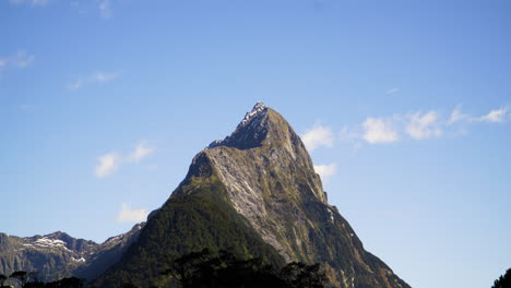 Majestätischer-Gehrungsgipfel-Des-Milford-Sounds-In-Neuseeland,-Wolkengebilde-Im-Zeitraffer