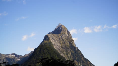 majestuoso pico de inglete de milford sound en nueva zelanda, lapso de tiempo de cloudscape