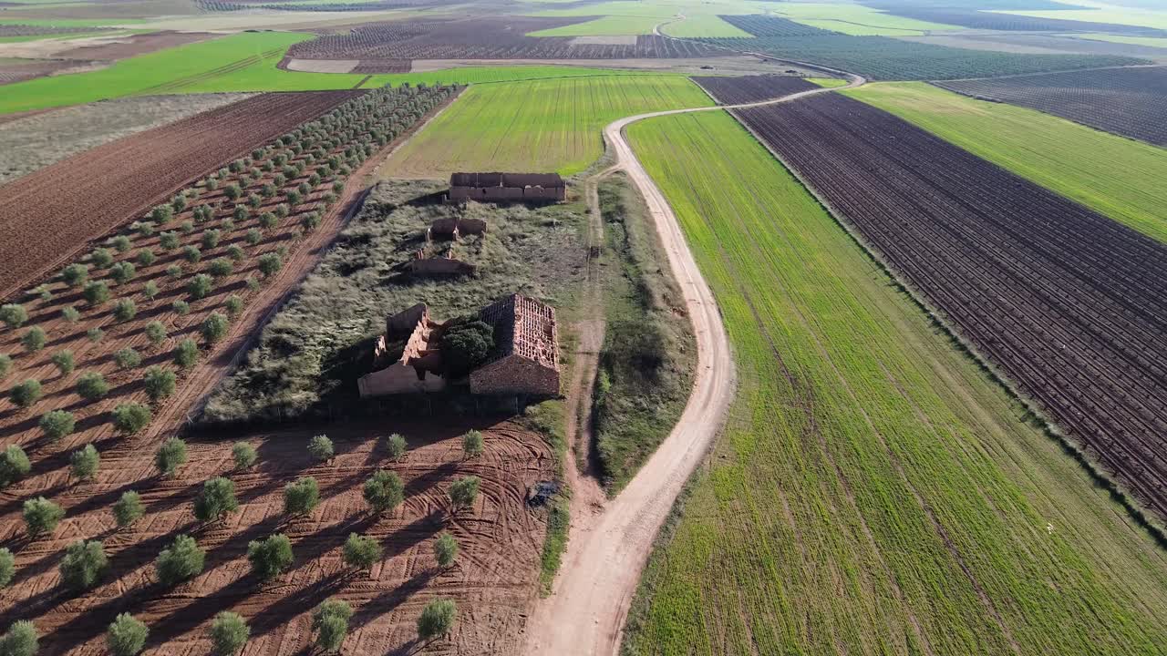 드론의 시각에서 시골 건축물, 도로 및 녹색 필드와 함께 풍경