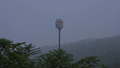 relámpago de la torre de comunicaciones móviles