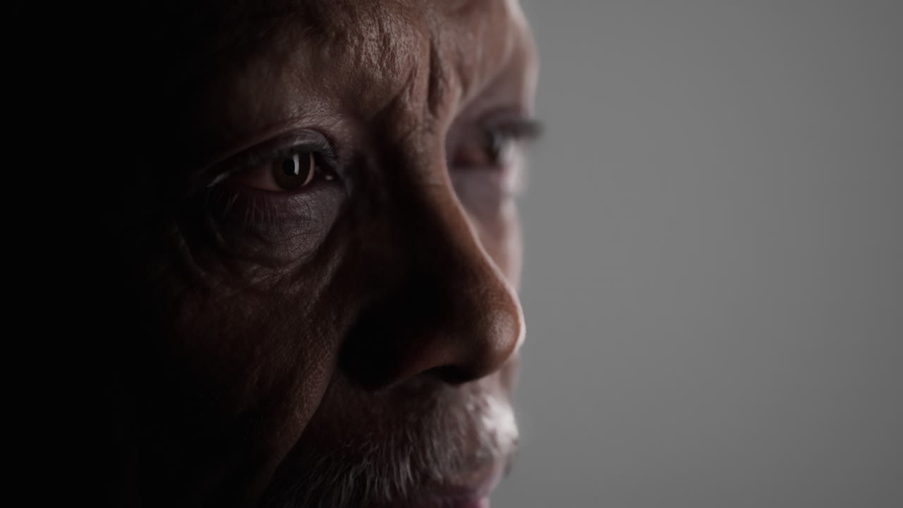 retrato de estudio de un apuesto hombre negro africano