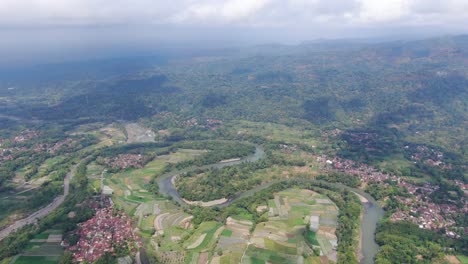 ciudades situadas cerca de las aguas de los ríos en indonesia, vista aérea de drones