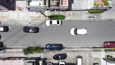 Toma-De-Dron-Descendiendo-En-Calles-Concurridas