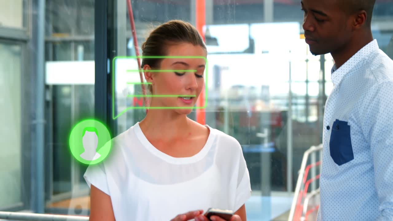 animación del icono de la persona y la burbuja de habla sobre diversos colegas masculinos y femeninos que hablan en la oficina