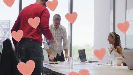 animación de corazones rosados sobre diversas personas de negocios en la oficina