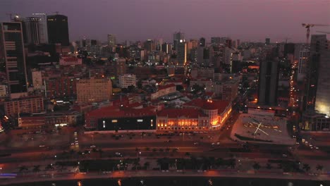 Banco-Nacional-De-Angola,-Baia-De-Luanda-En-El-Crepúsculo