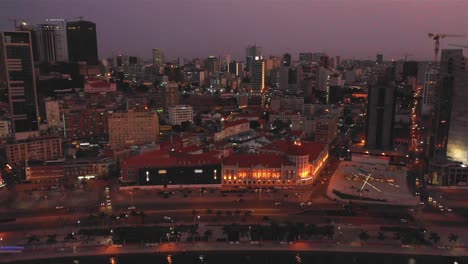 Angola-Nacional-Bank,-Baia-De-Luanda-In-Der-Dämmerung