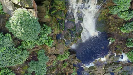 Imágenes-Aéreas-De-Drones-De-Una-Alta-Cascada-Rocosa-En-Los-Valles-De-Yorkshire,-Centavos