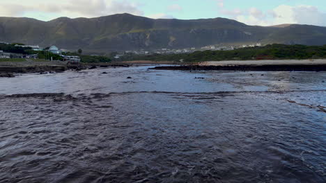 Raíces-Y-Restos-De-Materia-Vegetal-Arrastrados-Por-El-Río-Durante-La-Tormenta-De-Inundaciones-Costeras