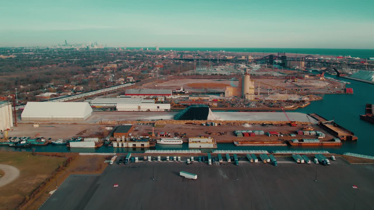 시카고 남부의 산업 항구, 공장, 화물 물류, 도시 해안 인프라를 특징으로합니다.