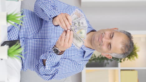 vídeo vertical de un tipo consistente que ahorra dinero.