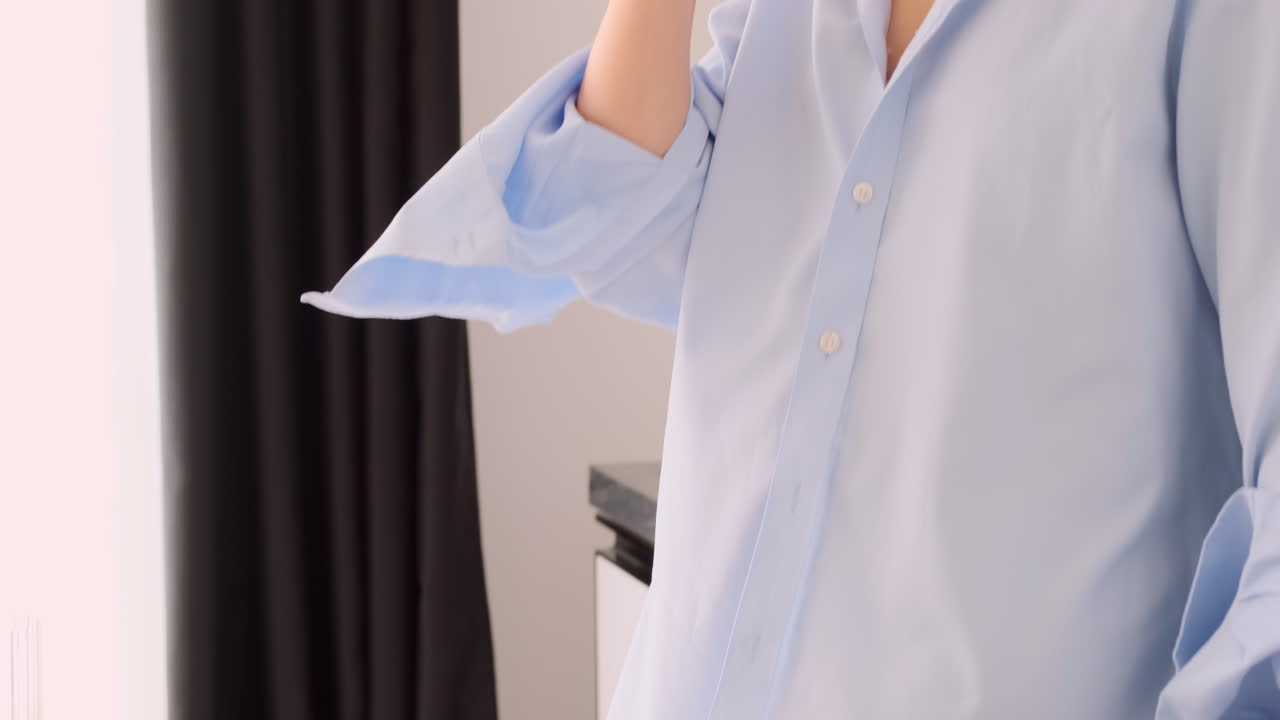 una mujer rubia sonriendo y bebiendo café.