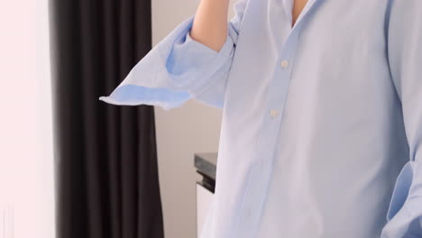 금발 여자가 미소 짓고 커피를 마시고 있어요.