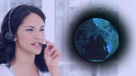 animación del globo con red de conexiones sobre mujer de negocios usando auriculares de teléfono