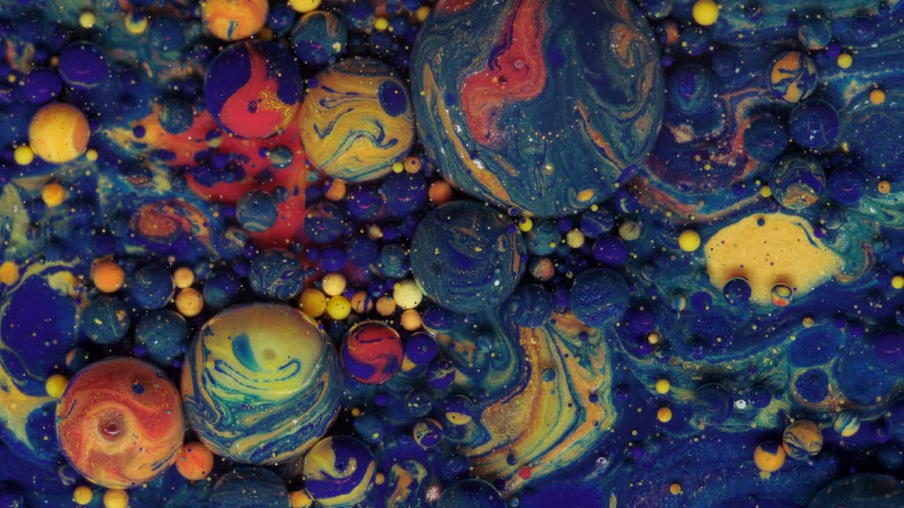 burbujas rojas, azules y amarillo-doradas sobre un fondo rojo.