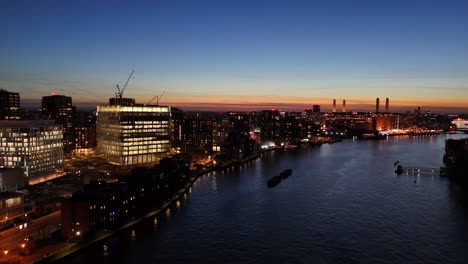 lichten van londen amerikaanse ambassade in de schemering, zonsondergang gloeien in de lucht drone, lucht