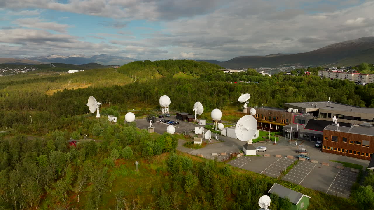 Droneutsikt over Kongsberg Satellite Services (KSAT) i frodig landskap, Tromsø