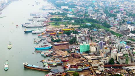 Inclinación-Aérea-Hacia-Adelante-Sobre-El-Astillero-En-El-Río-Buriganga-En-Dhaka,-Bangladesh