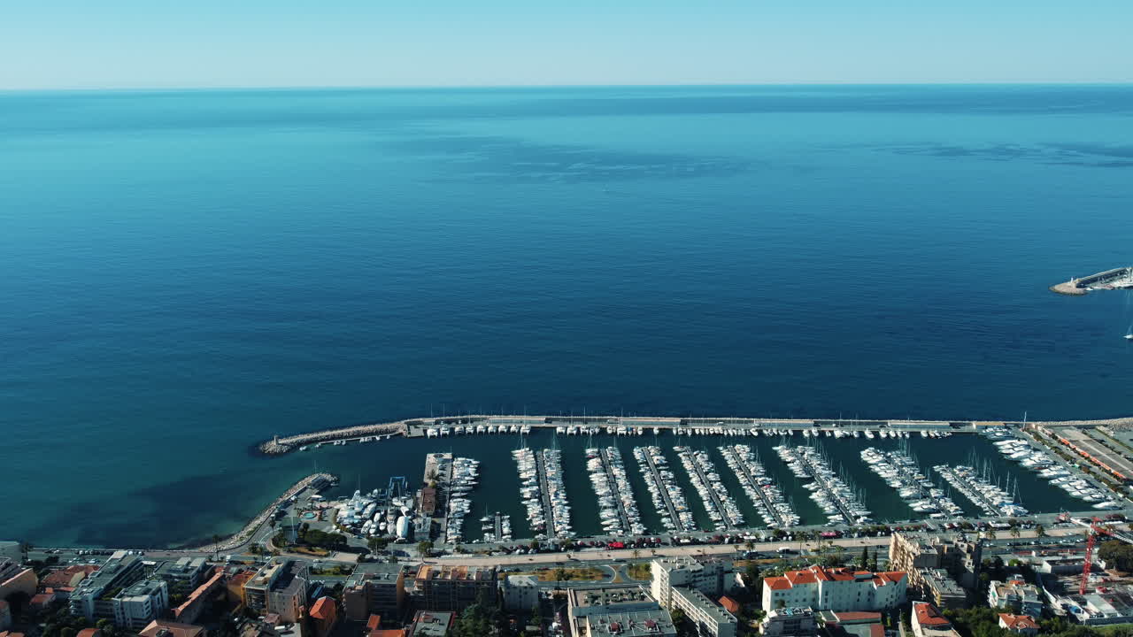 Vista Aérea de Marina e Cidade Costeira