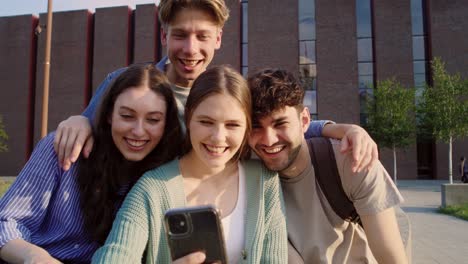 Gruppe-Kaukasischer-Studenten,-Die-Ein-Selfie-Vor-Dem-Universitätscampus-Machen