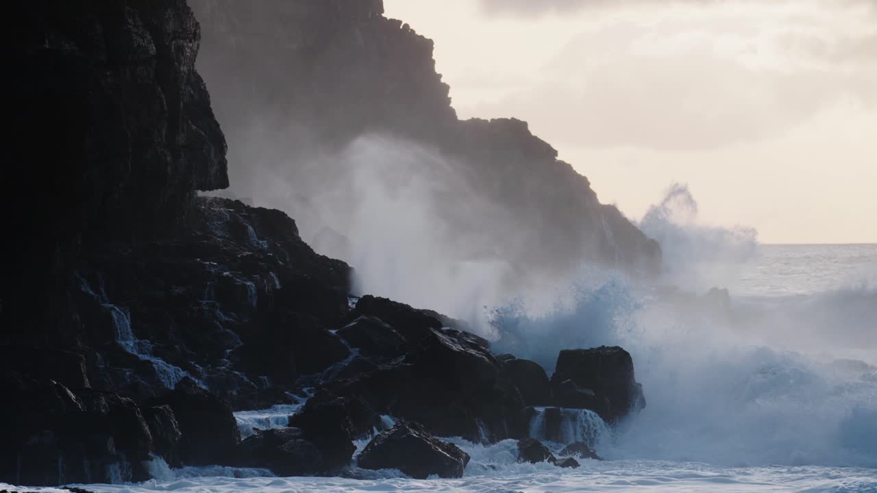 Chuyển động siêu chậm của những con sóng biển tuyệt đẹp vỗ vào Đá Kaiaka, Molokai, Hawaii 1.