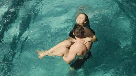 Pareja-Caliente-Coqueteando-En-La-Piscina.-Pareja-Sonriente-Abrazándose-En-El-Jacuzzi-Interior.