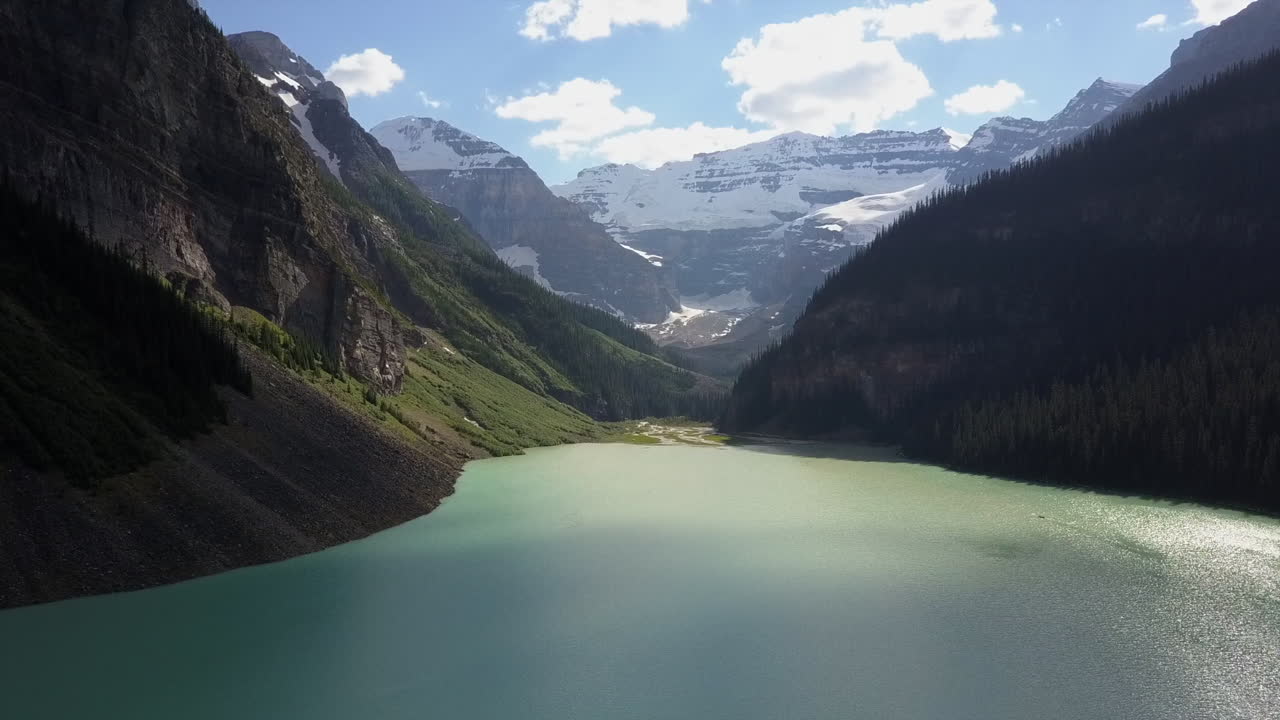 vuelo bajo sobre opaco glacial verde montaña lago louise, parque banff